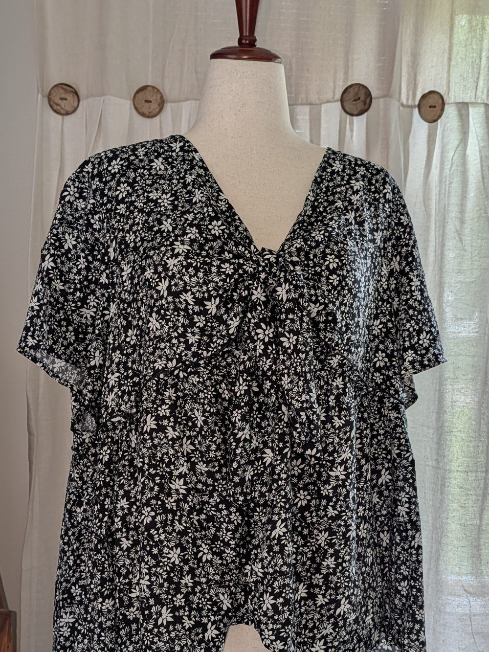 Suzanne Betro Black and White Floral Tie-Front Blouse
